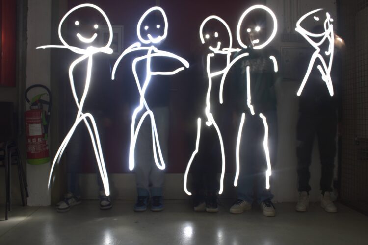 lightpainting met een groep jongeren